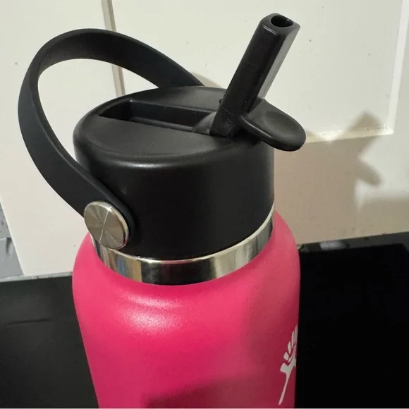 Hydro Flask 32oz Flex Straw Travel Bottle in Zinnia with Black Lid - Picture 5 of 6